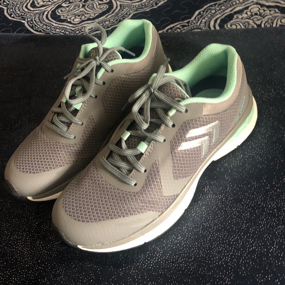 Skechers grey woman’s sneaker   7 1/2 Gel Cushion - Picture 2 of 10